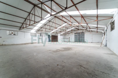 Armazém para Arrendamento em Santo Adrião de Vizela
