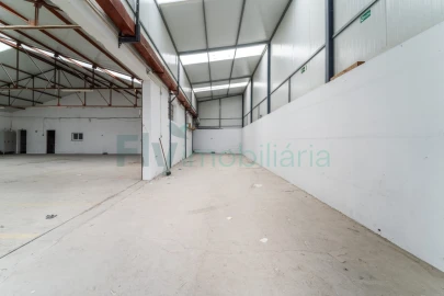 Armazém para Arrendamento em Santo Adrião de Vizela