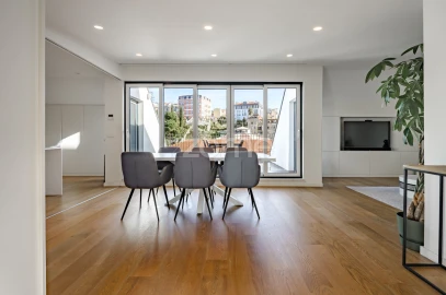 Apartamento T3 para Arrendamento em Santa Maria Maior