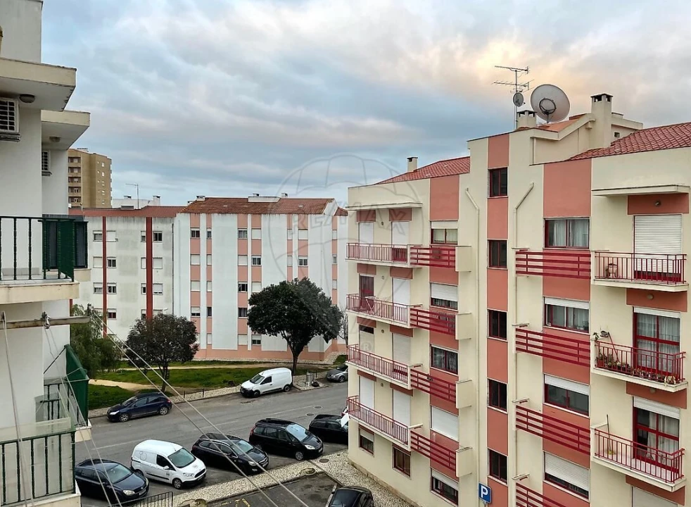 Apartamento T2 para Venda em Carregado e Cadafais Foto 13
