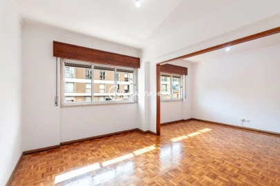 Apartamento T2 para Venda em Oeiras e São Julião da Barra, Paço de Arcos e Caxias