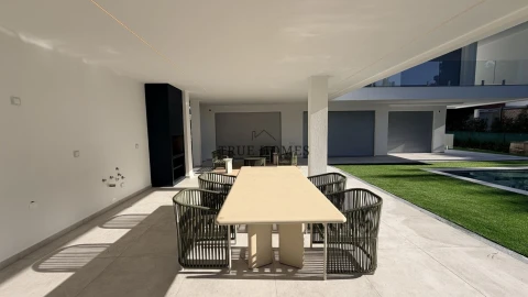 Moradia T5 para Venda em Charneca de Caparica e Sobreda