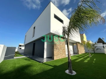 Moradia T4 para Venda em Azeitão (São Lourenço e São Simão)