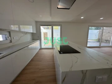 Moradia T4 para Venda em Azeitão (São Lourenço e São Simão)
