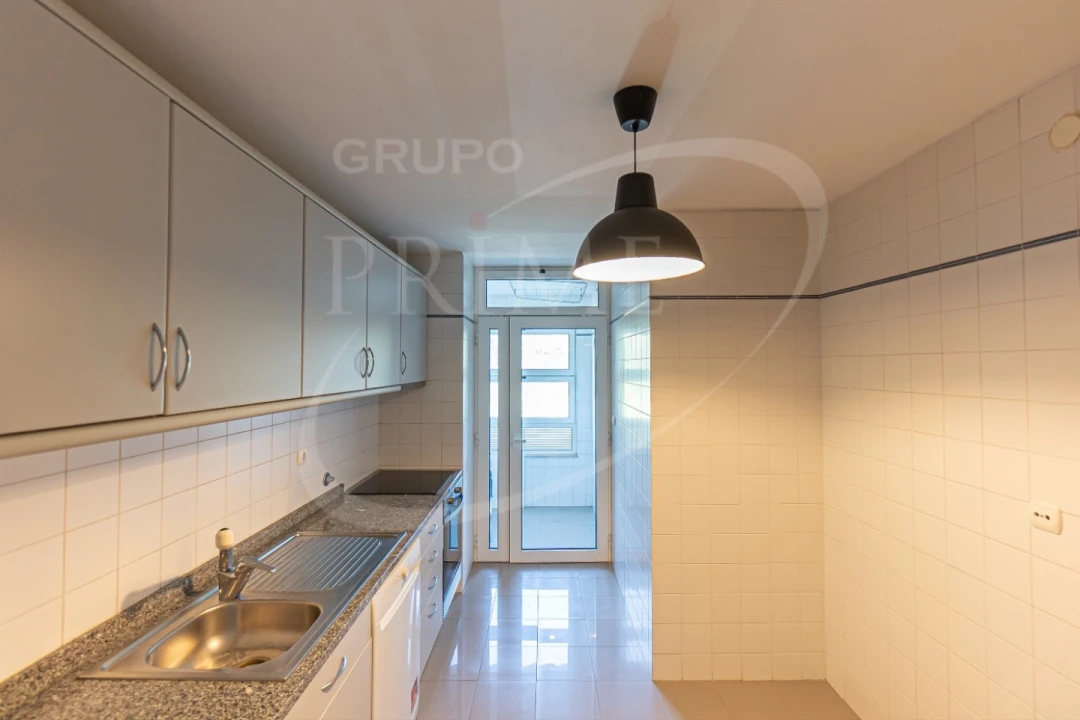 Apartamento T2 para Arrendamento em Aldoar, Foz do Douro e Nevogilde Foto 1