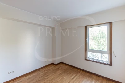 Apartamento T2 para Arrendamento em Aldoar, Foz do Douro e Nevogilde