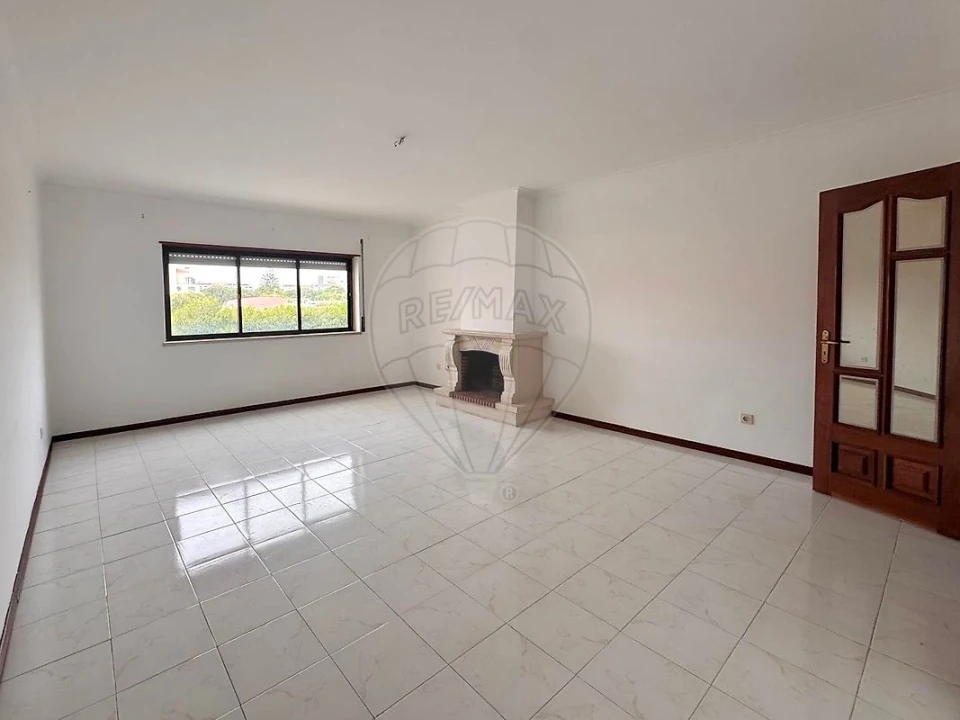 Apartamento T2 para Arrendamento em Santa Maria, São Pedro e Matacães Foto 4