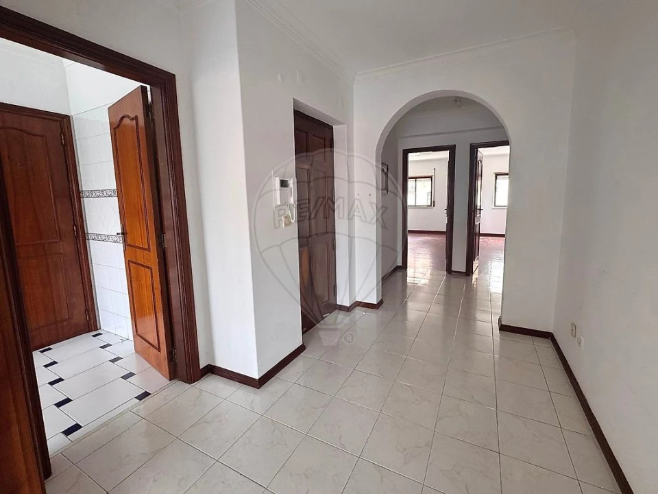 Apartamento T2 para Arrendamento em Santa Maria, São Pedro e Matacães Foto 10