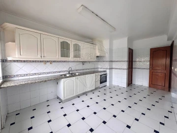 Apartamento T2 para Arrendamento em Santa Maria, São Pedro e Matacães