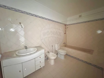 Apartamento T2 para Arrendamento em Santa Maria, São Pedro e Matacães