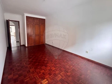 Apartamento T2 para Arrendamento em Santa Maria, São Pedro e Matacães