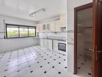 Apartamento T2 para Arrendamento em Santa Maria, São Pedro e Matacães