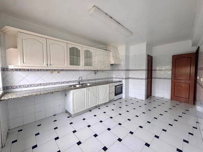 Apartamento T2 para Arrendamento em Santa Maria, São Pedro e Matacães Foto 12