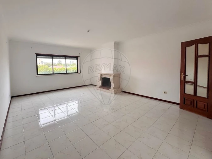 Apartamento T2 para Arrendamento em Santa Maria, São Pedro e Matacães Foto 4