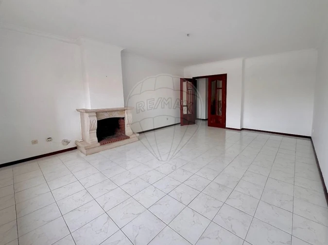 Apartamento T2 para Arrendamento em Santa Maria, São Pedro e Matacães Foto 2