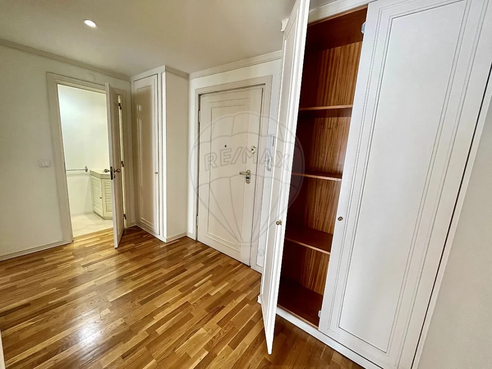 Apartamento T1 para Arrendamento em Campolide Foto 16