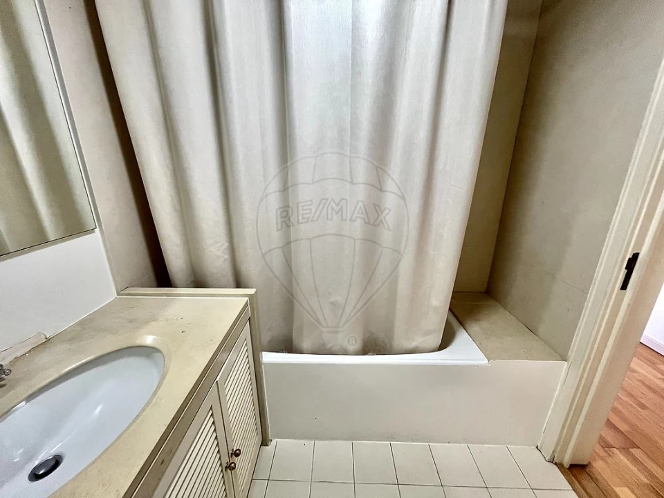 Apartamento T1 para Arrendamento em Campolide Foto 18