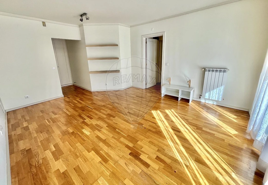 Apartamento T1 para Arrendamento em Campolide Foto 10