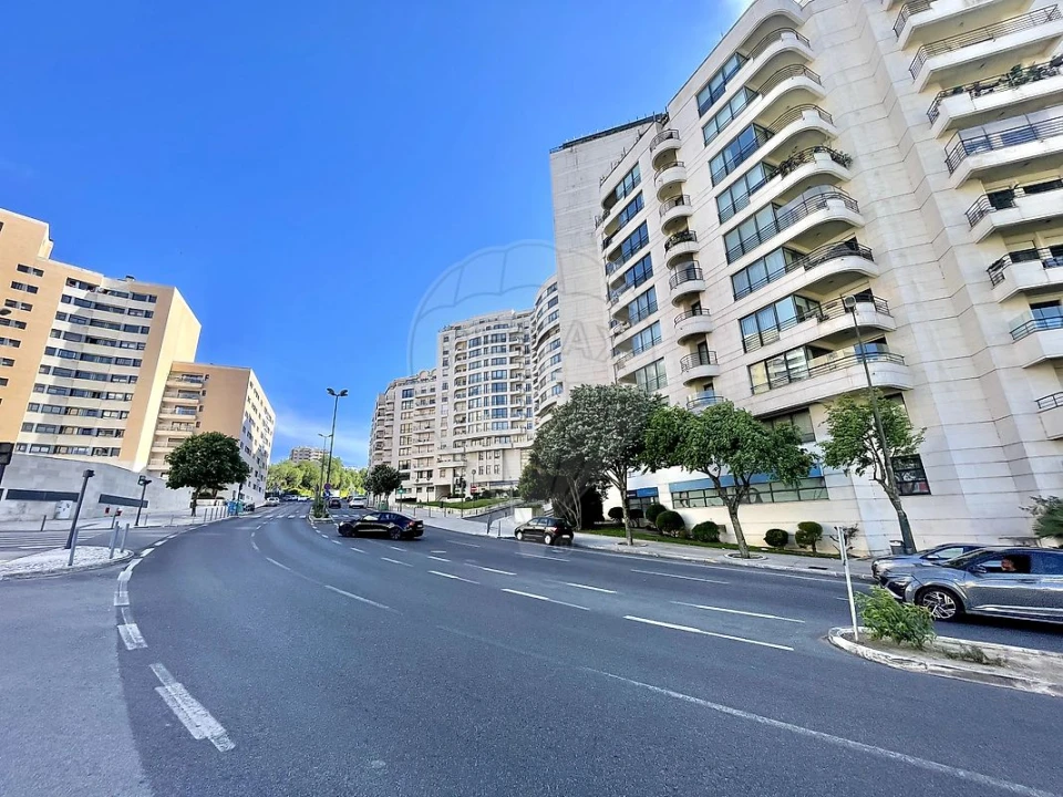 Apartamento T1 para Arrendamento em Campolide Foto 40