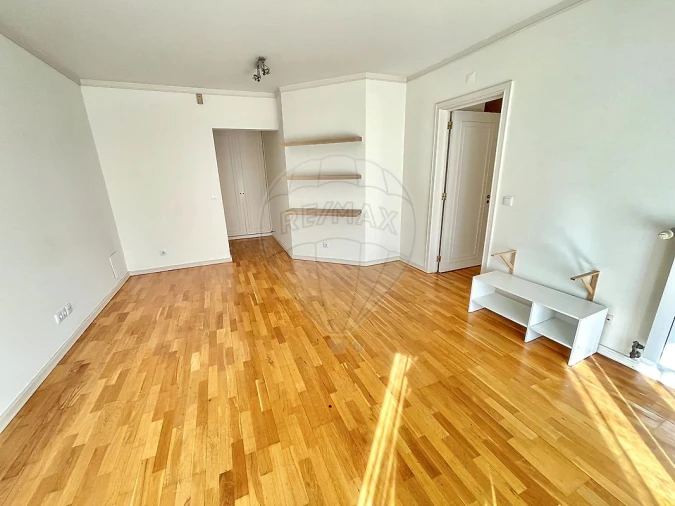 Apartamento T1 para Arrendamento em Campolide Foto 2
