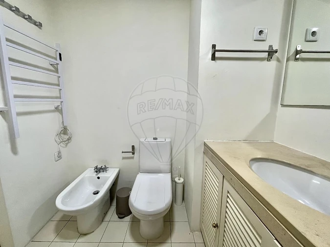 Apartamento T1 para Arrendamento em Campolide Foto 14