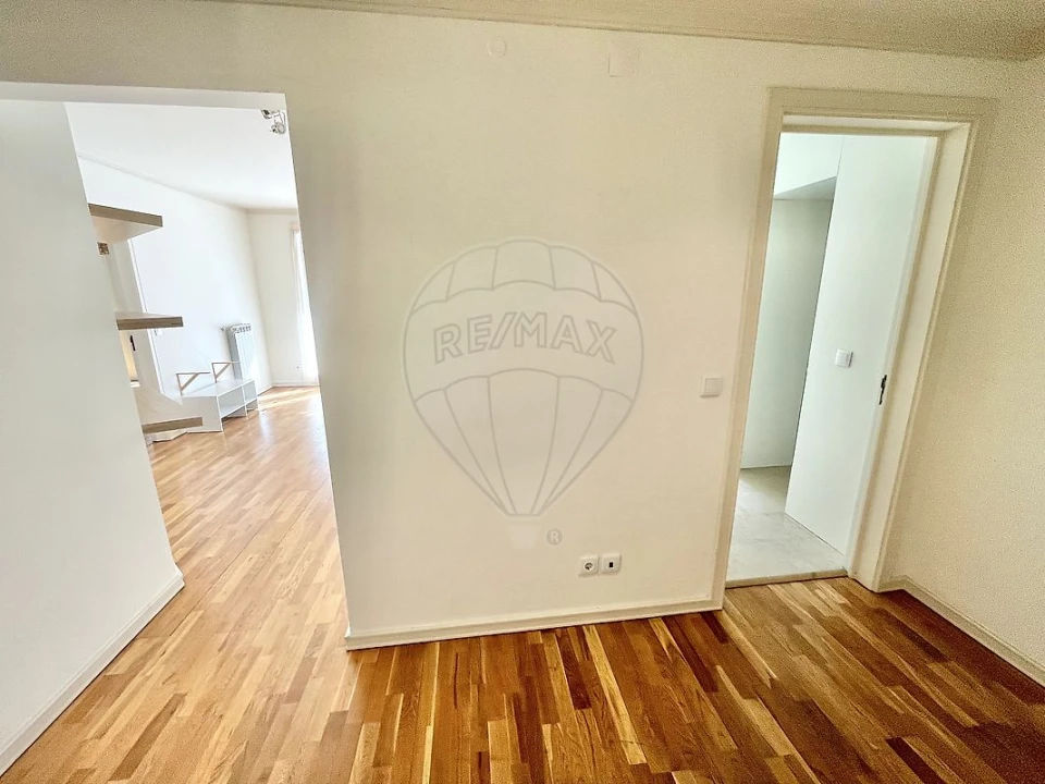 Apartamento T1 para Arrendamento em Campolide Foto 17
