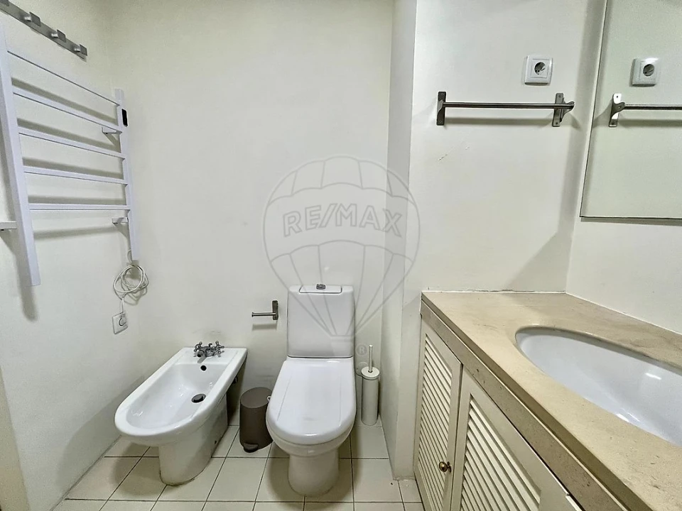 Apartamento T1 para Arrendamento em Campolide Foto 14