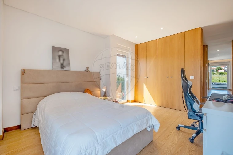 Moradia T4 para Venda em Fânzeres e São Pedro da Cova Foto 26