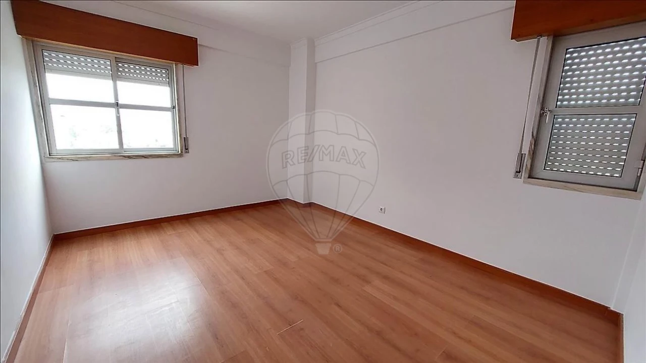 Apartamento T2 para Venda em Algueirão-Mem Martins Foto 3