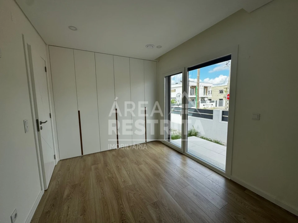 Moradia T3 para Venda em Fernao Ferro Foto 24