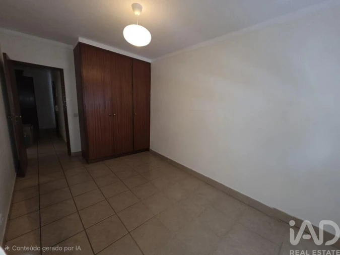 Apartamento T2 para Venda em Quelfes Foto 4
