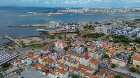 Apartamento T2 para Arrendamento em Seixal, Arrentela e Aldeia de Paio Pires