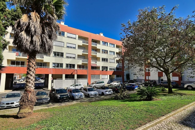 Apartamento T3 para Arrendamento em São Domingos de Rana Foto 18