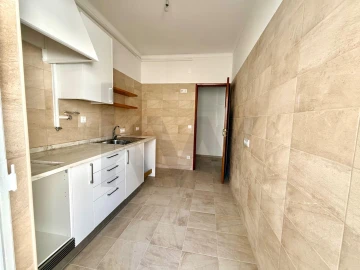 Apartamento T2 para Arrendamento em Romeira e Várzea