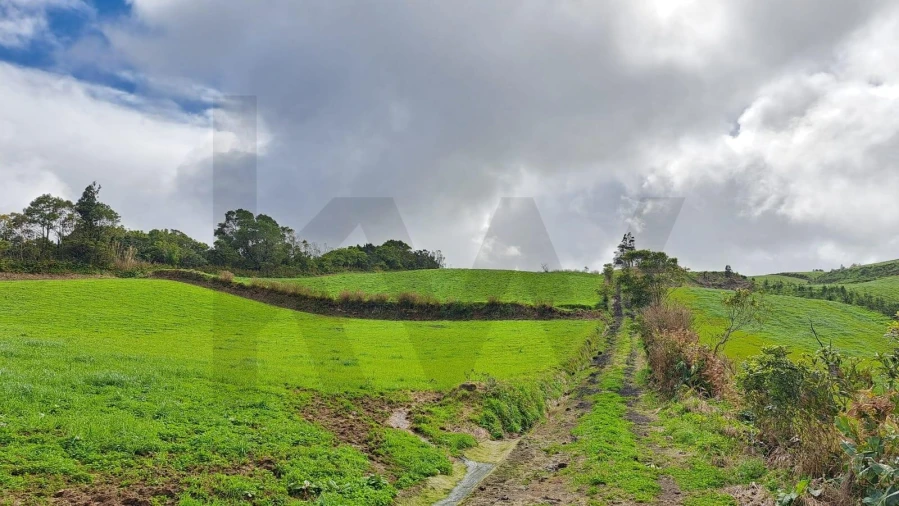 Terreno para Venda em Achada Foto 7