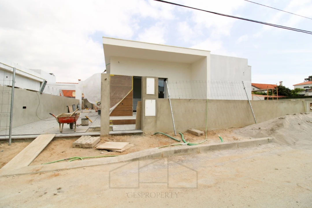 Moradia T4 para Venda em Fernao Ferro Foto 1