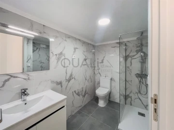 Moradia T2 para Venda em Funchal (São Pedro)