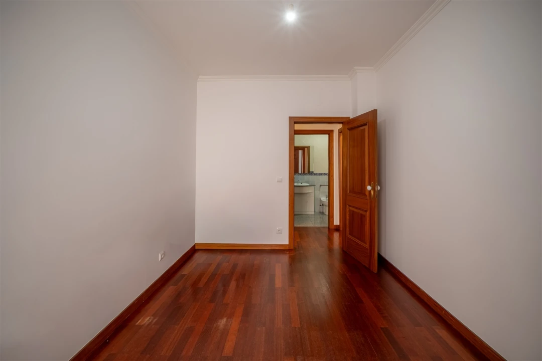 Apartamento T3 para Arrendamento em Santo Antonio dos Olivais Foto 29