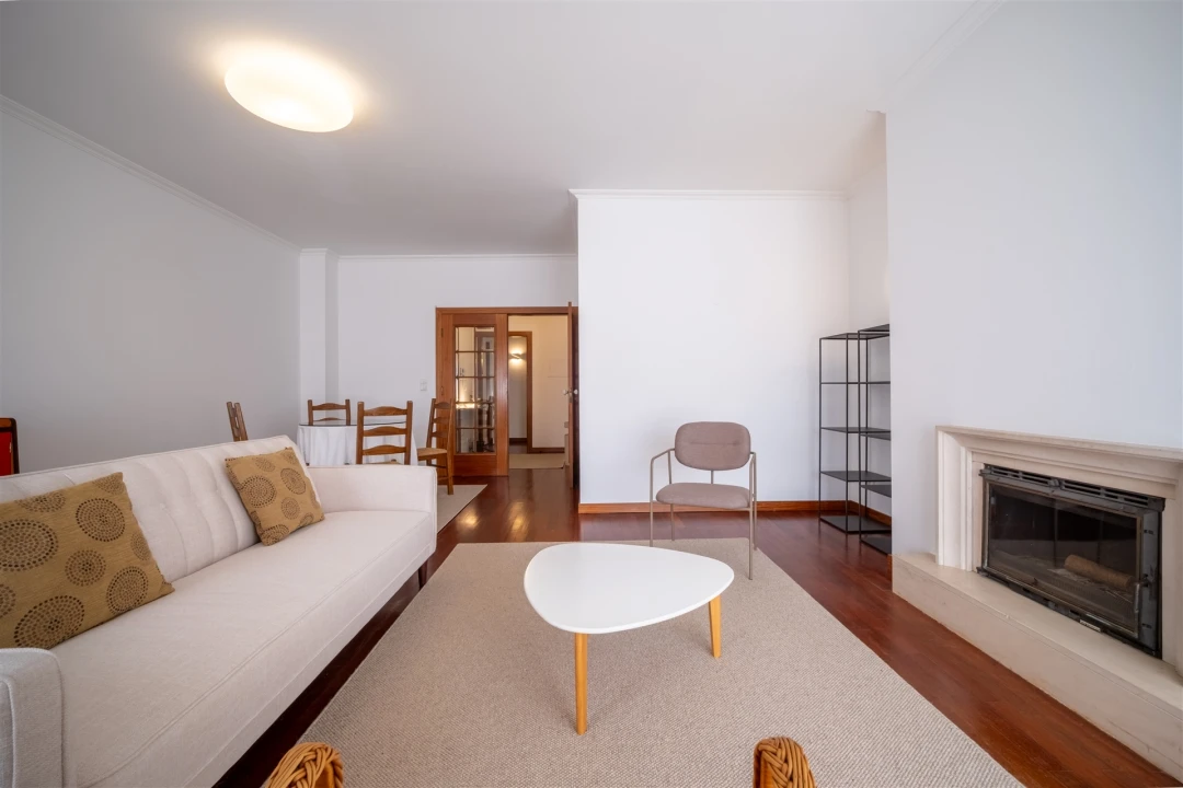 Apartamento T3 para Arrendamento em Santo Antonio dos Olivais Foto 12