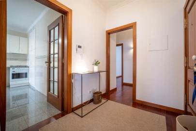 Apartamento T3 para Arrendamento em Santo Antonio dos Olivais