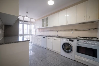 Apartamento T3 para Arrendamento em Santo Antonio dos Olivais