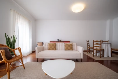 Apartamento T3 para Arrendamento em Santo Antonio dos Olivais