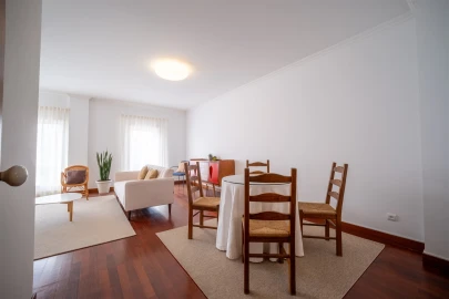 Apartamento T3 para Arrendamento em Santo Antonio dos Olivais