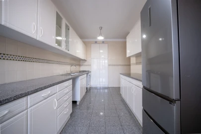 Apartamento T3 para Arrendamento em Santo Antonio dos Olivais