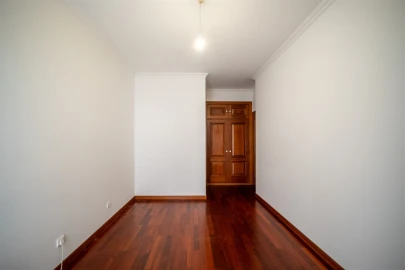 Apartamento T3 para Arrendamento em Santo Antonio dos Olivais
