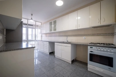 Apartamento T3 para Arrendamento em Santo Antonio dos Olivais