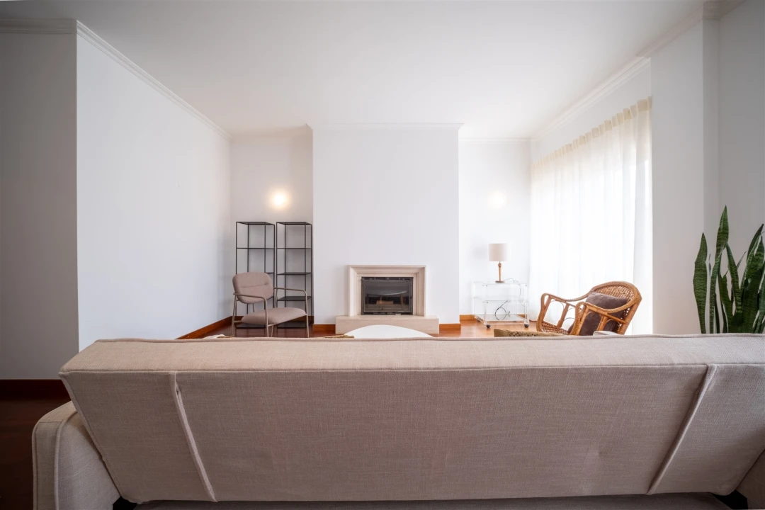 Apartamento T3 para Arrendamento em Santo Antonio dos Olivais Foto 9