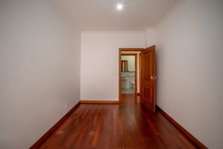 Apartamento T3 para Arrendamento em Santo Antonio dos Olivais Foto 29