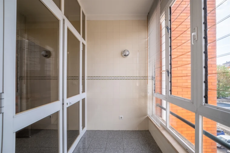 Apartamento T3 para Arrendamento em Santo Antonio dos Olivais Foto 22