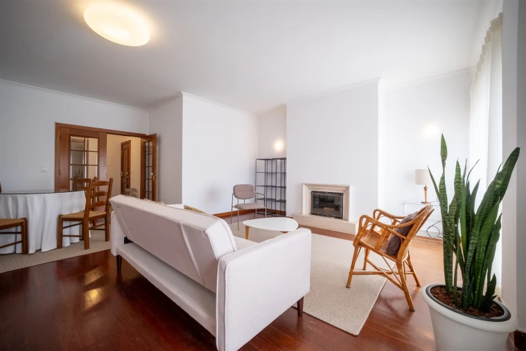 Apartamento T3 para Arrendamento em Santo Antonio dos Olivais Foto 10